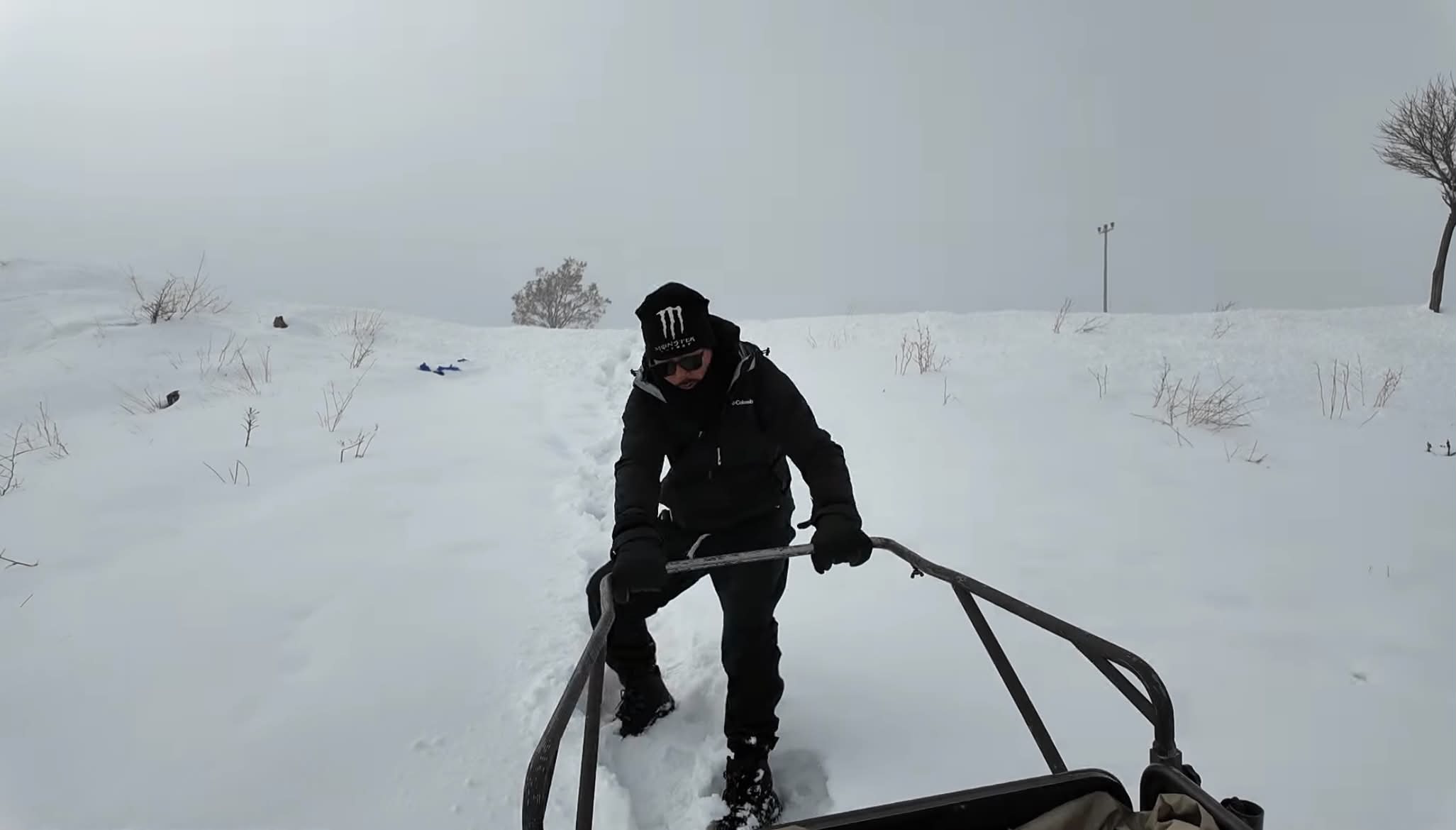 雪の中を歩く
